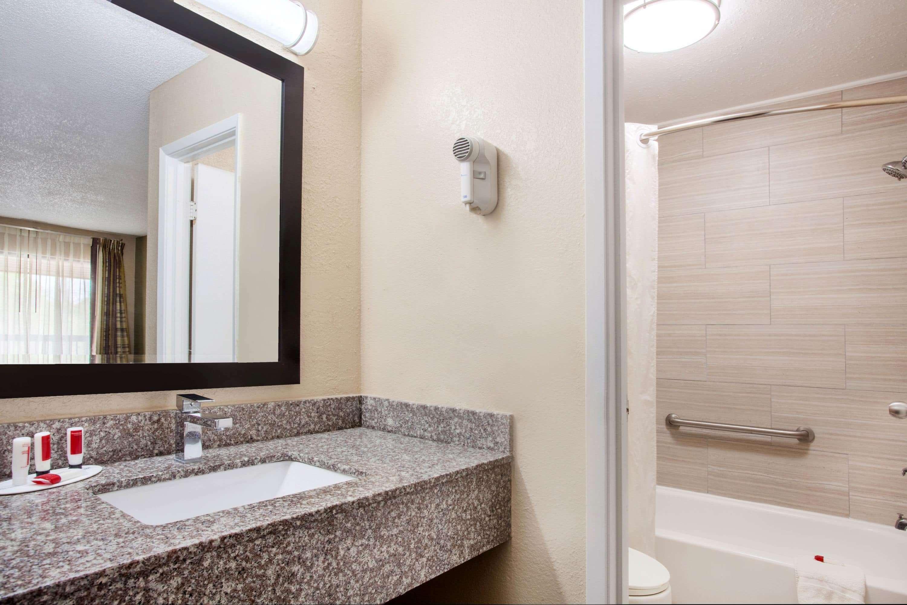 Baymont By Wyndham Lake City Ngoại thất bức ảnh