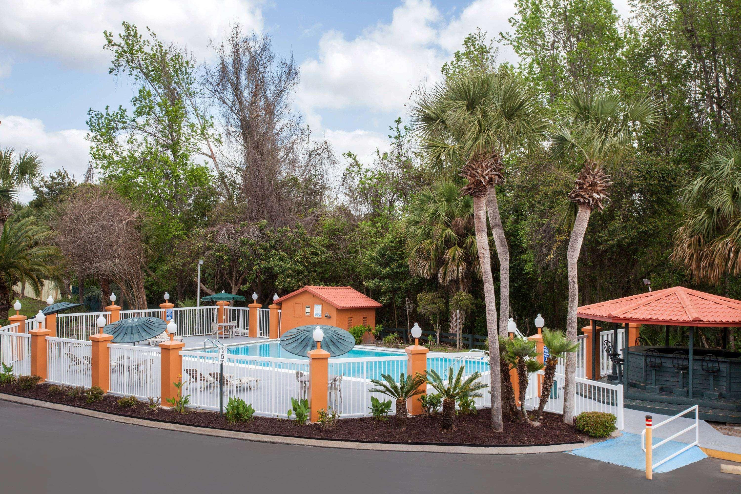 Baymont By Wyndham Lake City Ngoại thất bức ảnh