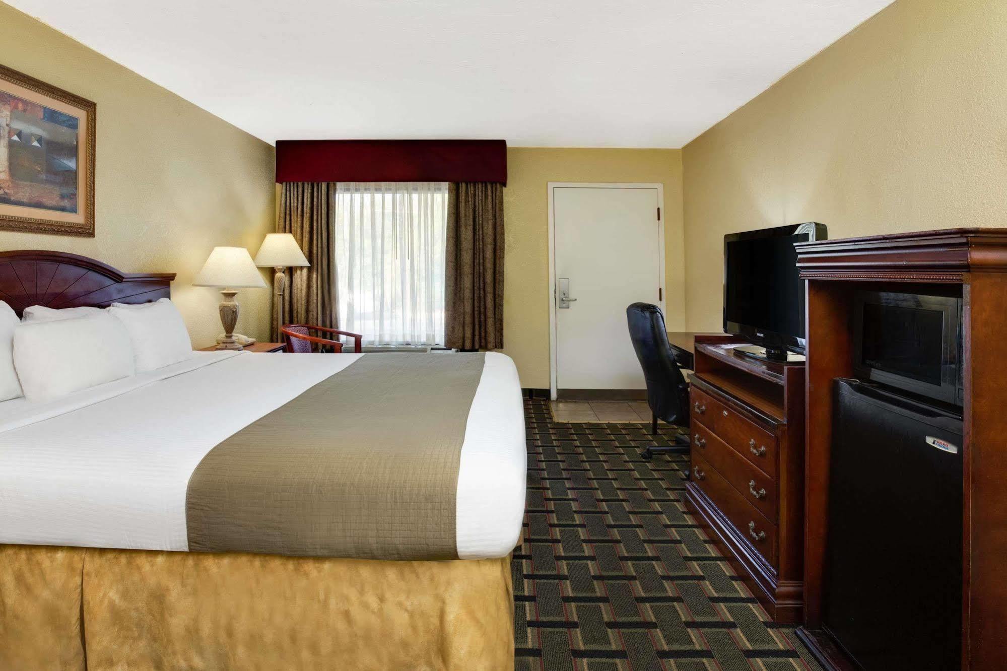 Baymont By Wyndham Lake City Ngoại thất bức ảnh